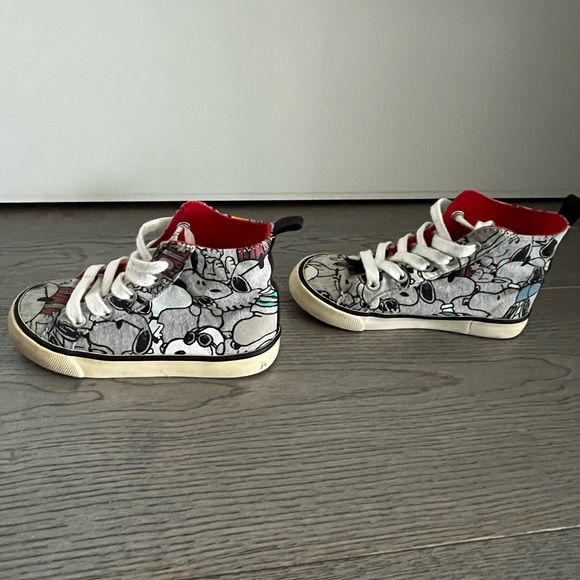 GUC Gap x Peanuts Kids Shoes Size 8 - Picture 2 of 5